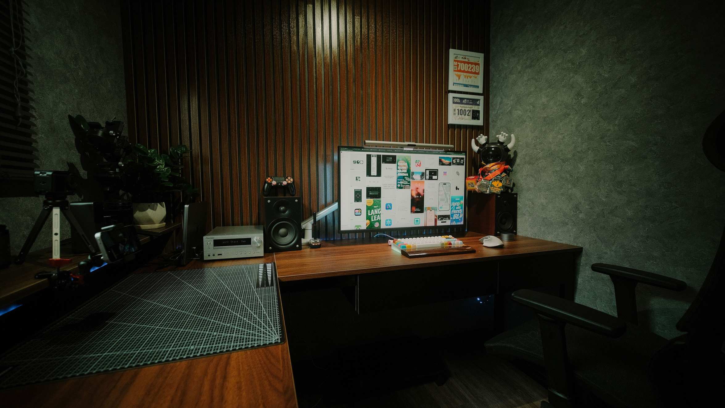 ห้องทำงานพร้อมคอมพิวเตอร์สำหรับเรียนออนไลน์ workspace monitor