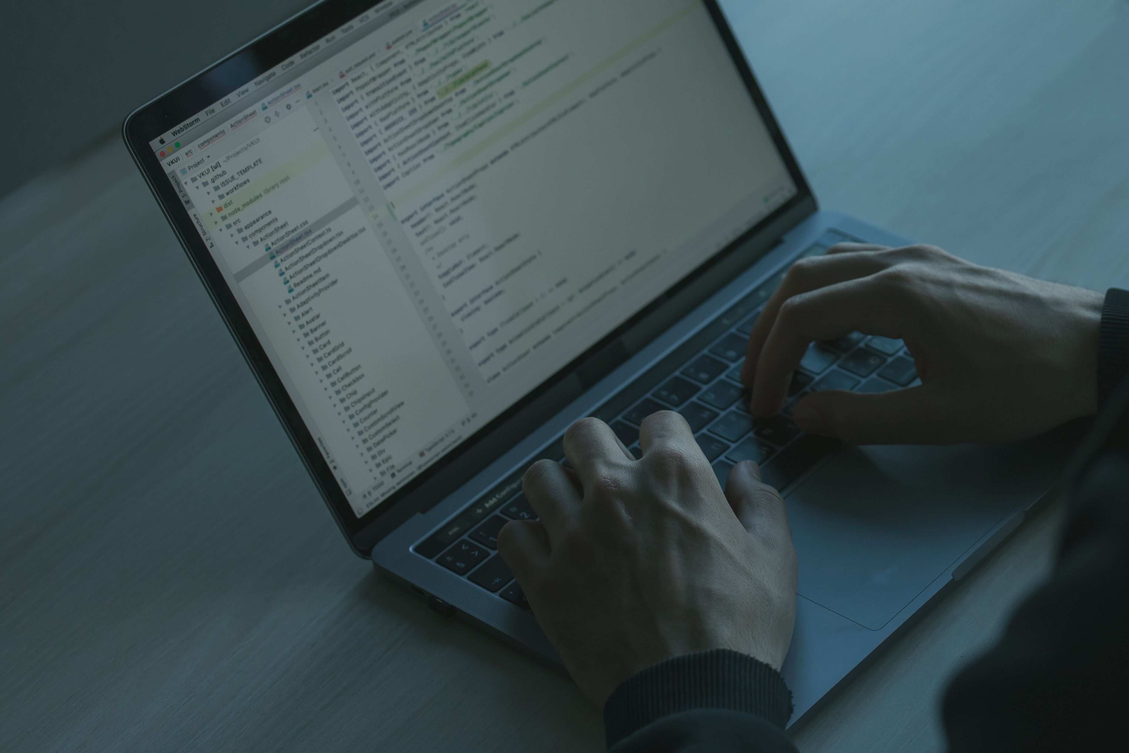 มุมมองจากด้านบนของโต๊ะที่มีแล็ปท็อปและคีย์บอร์ด laptop programming